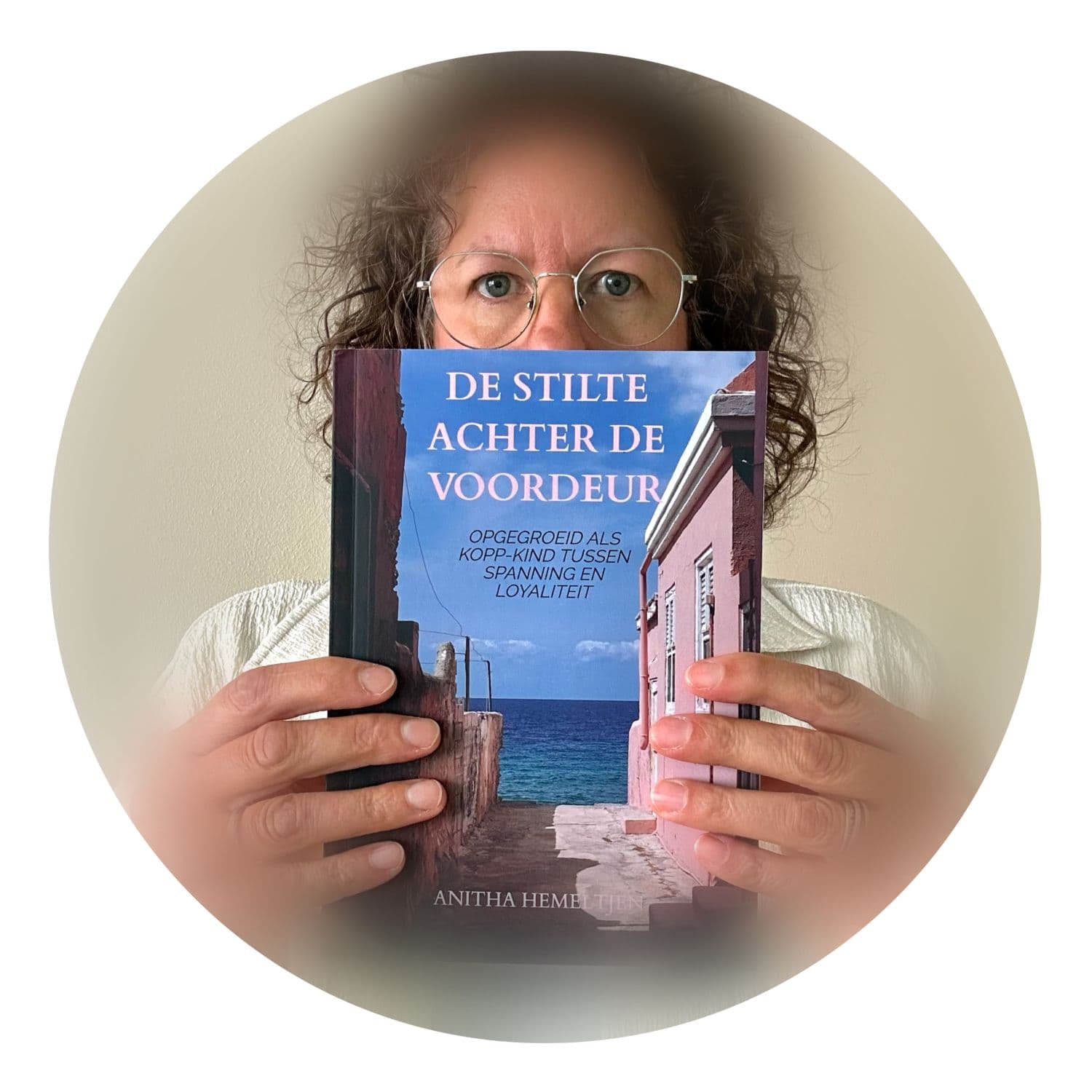 Anitha houdt haar boek De stilte achter de voordeur vast